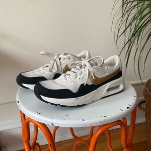 Nike Air Women’s White and Gold Athletic Sneakers Size 7